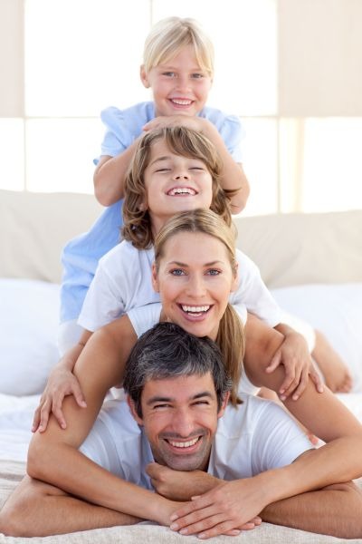 refugio seguro para los hijos Familia unida sonriendo, representando la conexión emocional y el apoyo del Círculo de Seguridad Parental en la crianza consciente.