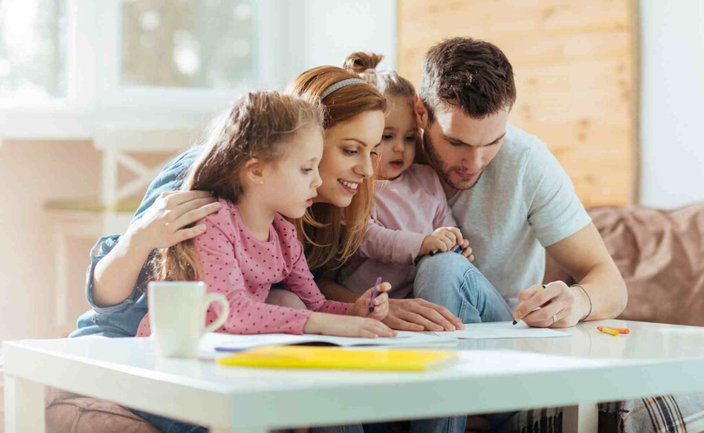 Apego seguro en la crianza Familia participando en actividades del Círculo de Seguridad Parental, fortaleciendo el vínculo emocional y la seguridad en la crianza de los hijos.
