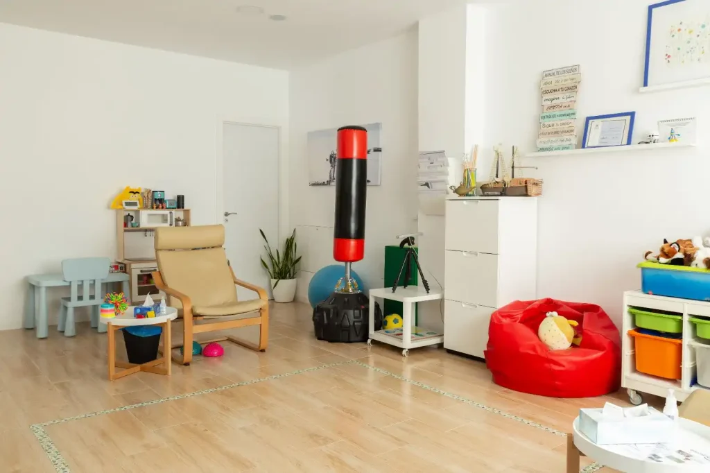 Espacio terapéutico del Centro Cano en El Molar, equipado con áreas de juego y relajación para terapia infantil y sesiones de psicología