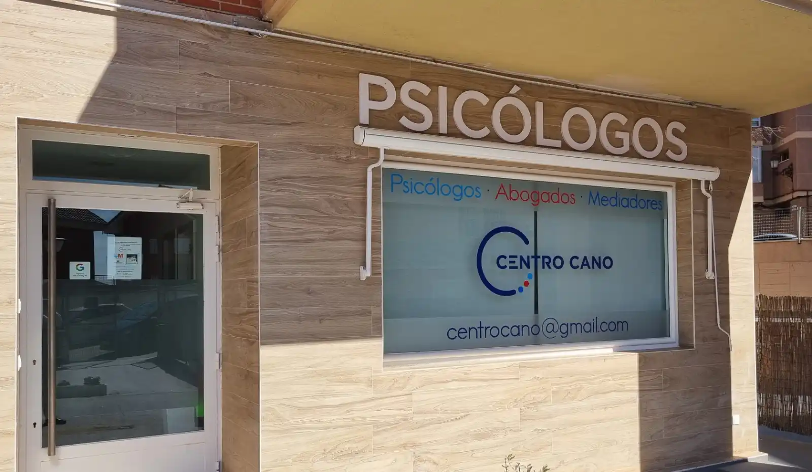 Fachada del Centro Cano en Ajalvir, especializada en servicios de psicología