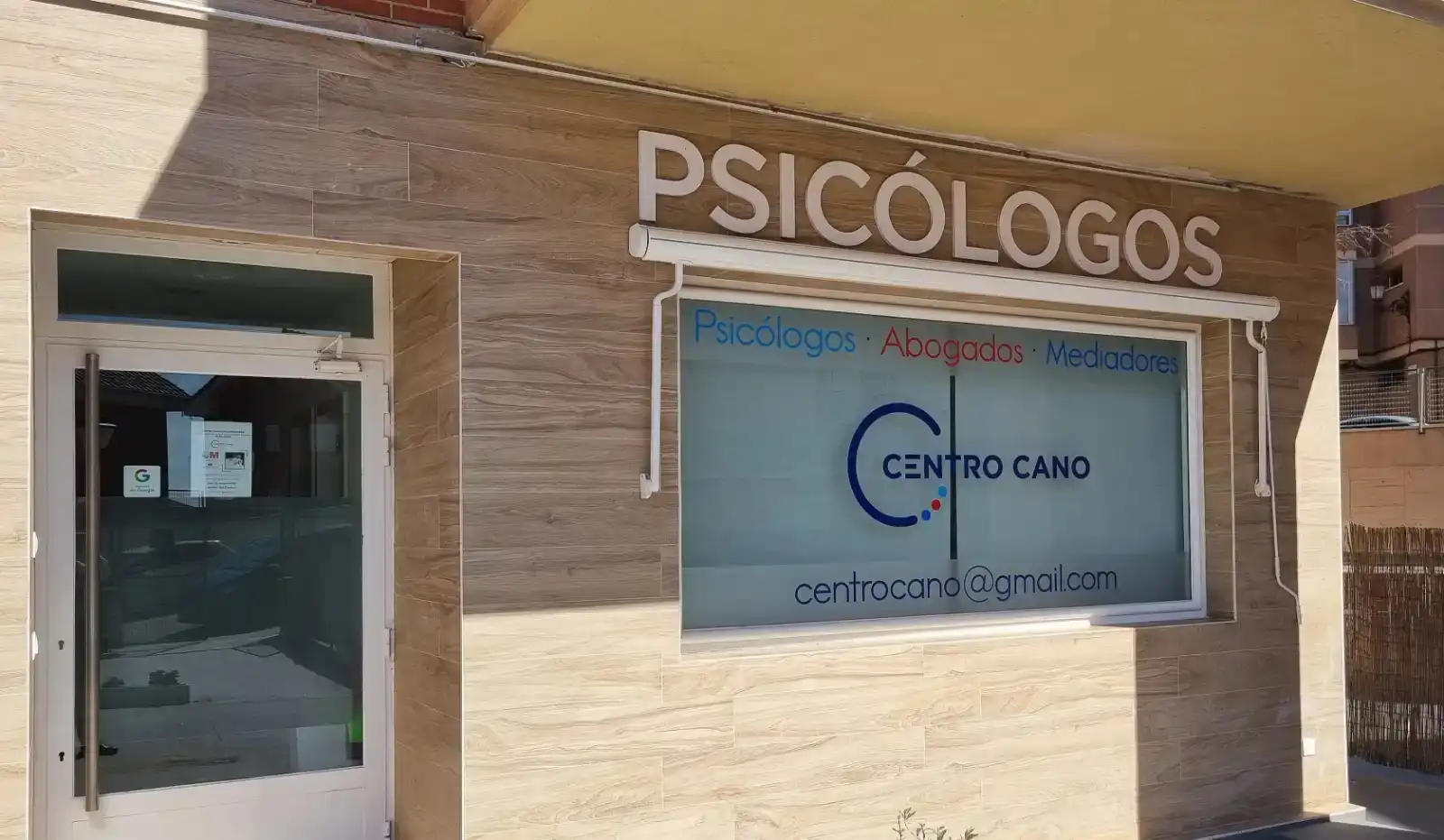 Fachada del Centro Cano en Paracuellos del Jarama, especializada en servicios de psicología